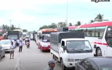 Hành khách mệt mỏi chờ thoát cảnh ùn tắc ở trạm BOT Cai Lậy