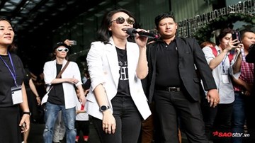 Không thể ký hết đĩa vì quá đông, Mỹ Tâm liên tục cúi đầu xin lỗi fan