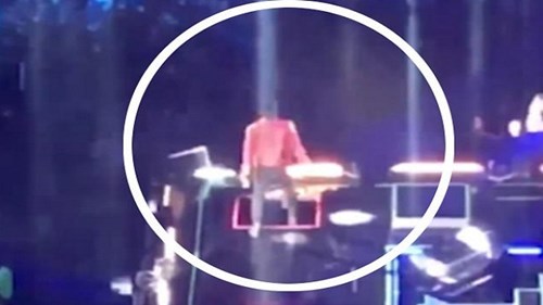 HLV The Voice Mexico ngã xuống hố sân khấu khi đang biểu diễn