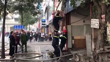 Hiện trường vụ hỏa hoạn thiêu rụi cửa hàng phở ở Hà Nội