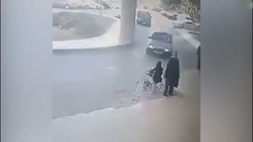 Vừa xuất viện, người phụ nữ bị ô tô lao tới đâm