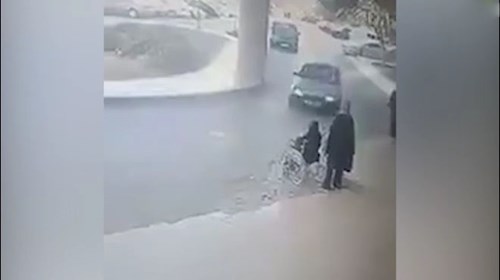 Vừa xuất viện, người phụ nữ bị ô tô lao tới đâm