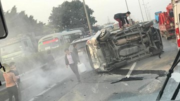 Ô tô phơi bụng sau va chạm, cao tốc Pháp Vân - Cầu Giẽ kẹt cứng