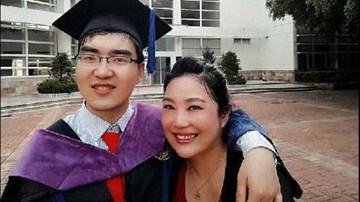 Chuyện cảm động về người mẹ nuôi con bại não hoàn thành 
