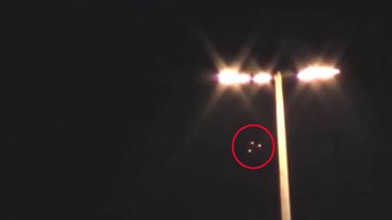 Vật thể bí ẩn nghi là UFO bay lơ lửng trên bầu trời Nga