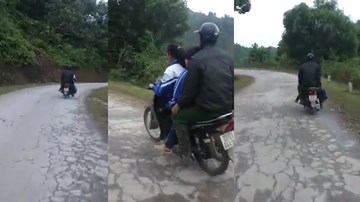 Bé gái đèo cả gia đình trên xe máy cà tàng phóng như bay