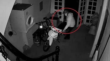 Đạo chích cạy 2 lớp cửa, dắt trộm xe máy biển số 'tứ quý'