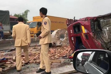Húc đuôi xe tải chở gạch, container rụng đầu ở Hà Nam