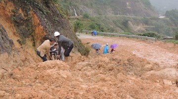 Sạt lở núi ở quảng ngãi, uy hiếp nhiều người đi đường