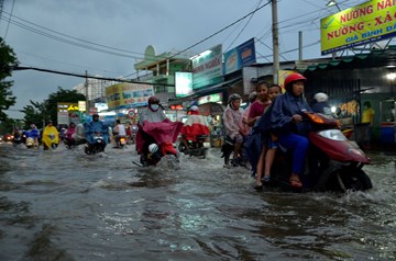 TP.HCM lại ngập sâu vì triều cường