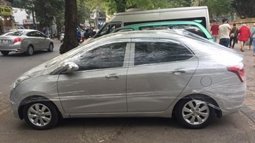 Ô tô bọc nilon bảo vệ như gói thức ăn trên phố Hà Nội