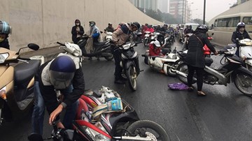 Xe máy ngã nhào la liệt trong hầm Kim Liên