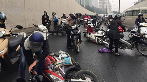 Xe máy ngã nhào la liệt trong hầm Kim Liên
