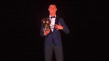 Khoảnh khắc Ronaldo nhận Quả bóng Vàng trên tháp Eiffel