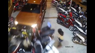 Ôtô lao vào phòng tập gym đâm cả loạt xe máy, cô gái hút chết