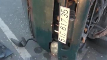 Ngủ dậy, tài xế thấy xe tải lật ngang đường
