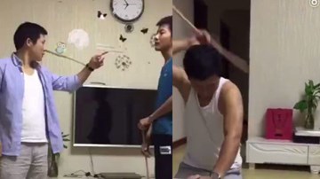 Con trai mắc lỗi, bố quỳ gối, tự lấy roi vụt mình vì 'không biết dạy con'
