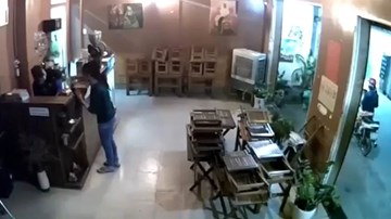 Đôi nam nữ vào quán cà phê dàn cảnh trộm điện thoại