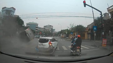 Xe bán tải đâm liên hoàn xe máy và ô tô, lộn nhào giữa ngã tư