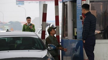 Tài xế lại dùng tiền lẻ ở trạm thu phí quốc lộ 5