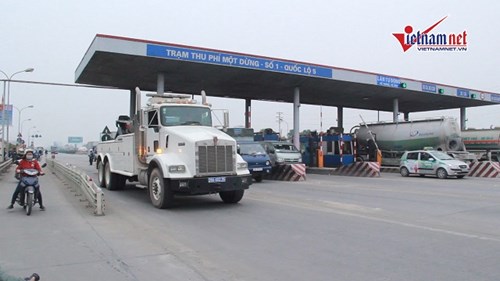 Xe cẩu hàng chục tấn được điều vào trạm BOT quốc lộ 5