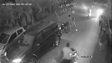Ô tô lùi bất cẩn đâm ngã xe máy, tài xế và cô gái đánh nhau túi bụi