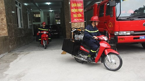 Xem màn chữa cháy trong ngõ sâu của cảnh sát Hà Nội