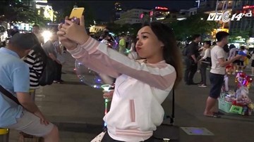 Trời se lạnh, dân Sài Gòn nhộn nhịp xuống đường đón Noel sớm
