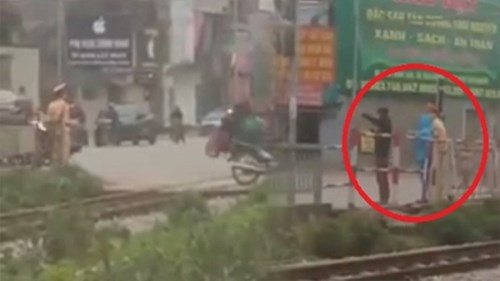 2 thanh niên vượt đèn đỏ bị CSGT phạt bằng 