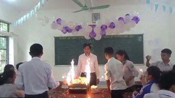 Học sinh tổ chức sinh nhật thầy giáo, đồng thanh hát mừng cực tình cảm