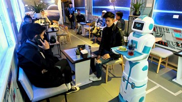 Tiếp viên robot tự mang cà phê tới tận bàn mời khách ở Hà Nội