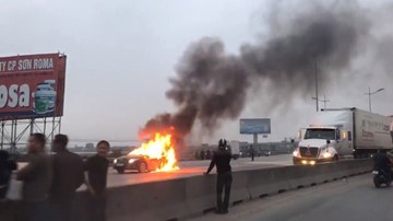 Xe Camry bốc cháy ngùn ngụt trên cầu vượt Hoằng Hóa, Thanh Hóa