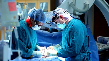 Phẫu thuật xong, bác sĩ khắc tên mình lên gan bệnh nhân
