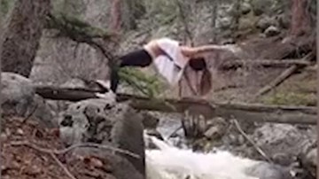 Cái kết đắng cho cô gái tập yoga trên cây cầu gỗ bắc qua suối