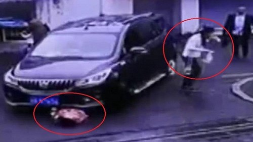 Mẹ lơ là 1 giây, bé gái 3 tuổi bị ô tô nặng 2 tấn nuốt chửng