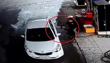 Đổ xăng được khuyến mãi nước lọc, tài xế ô tô còn quỵt 500.000 đồng