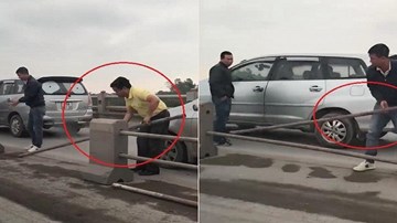 Tài xế đua nhau tháo barie tẩu thoát trên cầu Thanh Trì
