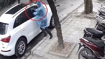 Ngang nhiên phá kính ô tô Audi, lấy cắp túi xách giữa ban ngày ở Hà Nội