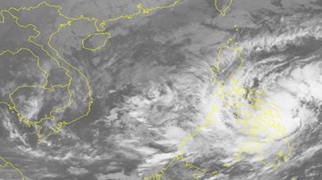 Bão Kai Tak di chuyển chậm ngoài biển Đông
