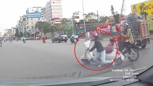 Tránh xe Wave sang đường, cô gái đi Vespa lao vào đầu ô tô