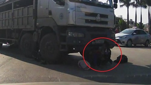 Xe đạp bị cán nát, cụ bà thoát chết, run rẩy bò ra khỏi gầm xe tải