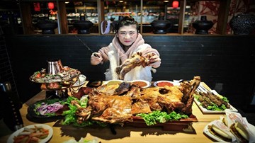 'Nữ hoàng dạ dày' 9X một mình ăn hết con cừu 15 kg