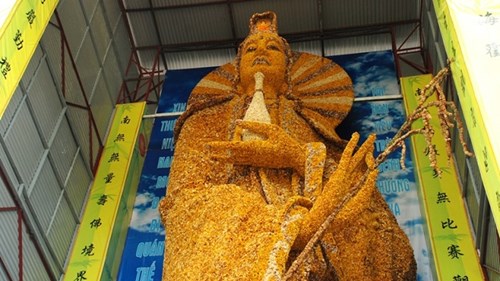 Chiêm ngưỡng tượng Phật bằng hoa bất tử lớn kỷ lục thế giới ở Đà Lạt
