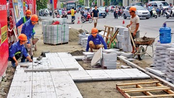 Nghìn tỷ lát đá vỉa hè chỉ để thu tiền lẻ từ trông giữ xe?