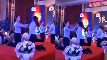 Nhân viên nữ quỳ, tát vào nhau liên tiếp để 