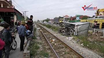 Cắt ngang đường sắt, ô tô bị tàu hỏa húc lật nghiêng