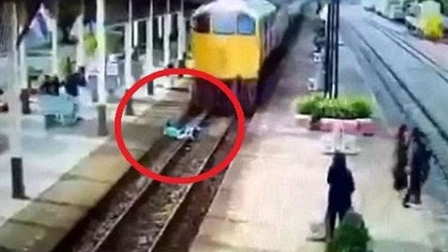 Bị tàu hỏa cán qua người vẫn sống sót, đứng dậy chạy như thường