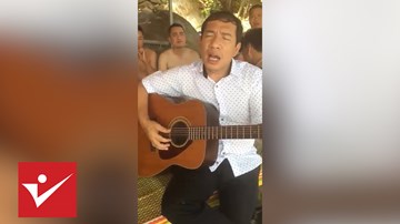 Quang Thắng ôm guitar hát 'Tình khúc đòi nợ' khiến dân mạng thích thú