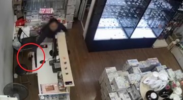 Nữ quái vờ mua hàng rồi vào quầy thu ngân trộm điện thoại