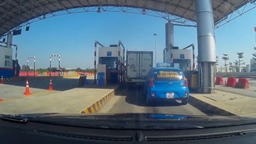 Xe taxi núp sau xe tải để tránh nộp tiền qua BOT